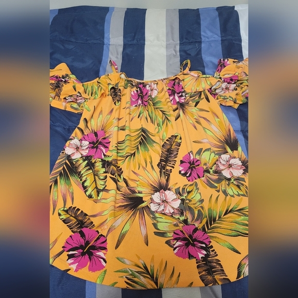 New York & Co 7th Avenue Cold-Shoulder Orange Floral Top - Size M - Picture 5 of 6